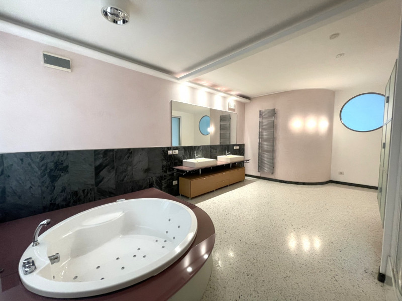 Benvenuti in questa straordinaria dimora che incarna l'essenza del lusso e della modernità. Situa...