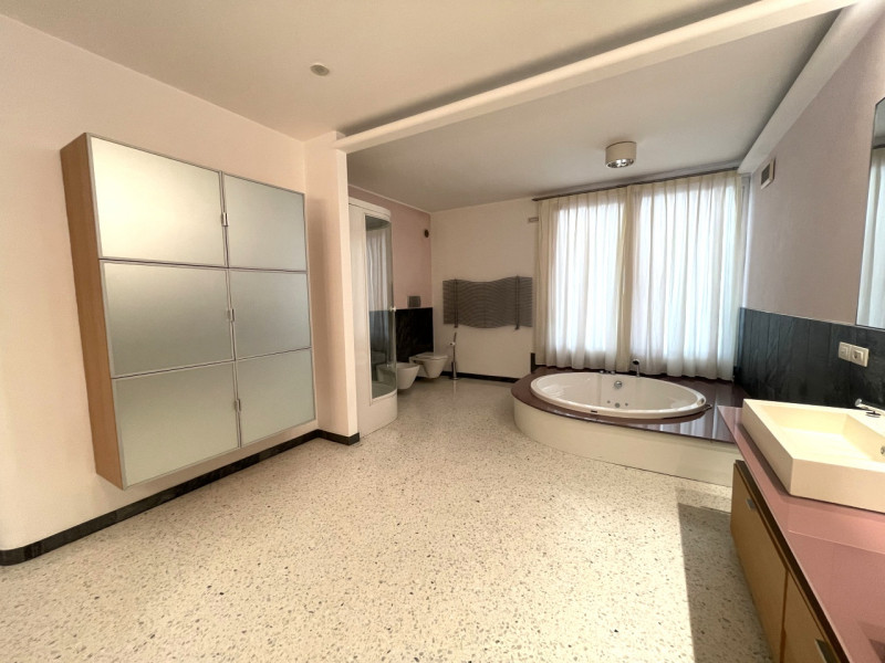 Benvenuti in questa straordinaria dimora che incarna l'essenza del lusso e della modernità. Situa...