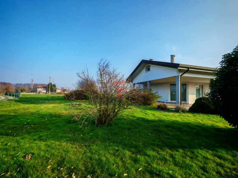 Benvenuti in questa residenza di prestigio che rappresenta un perfetto equilibrio tra lusso conte...