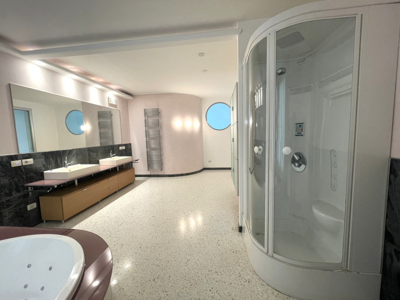 Benvenuti in questa straordinaria dimora che incarna l'essenza del lusso e della modernità. Situa...