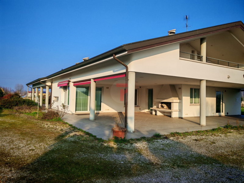 Benvenuti in questa residenza di prestigio che rappresenta un perfetto equilibrio tra lusso conte...