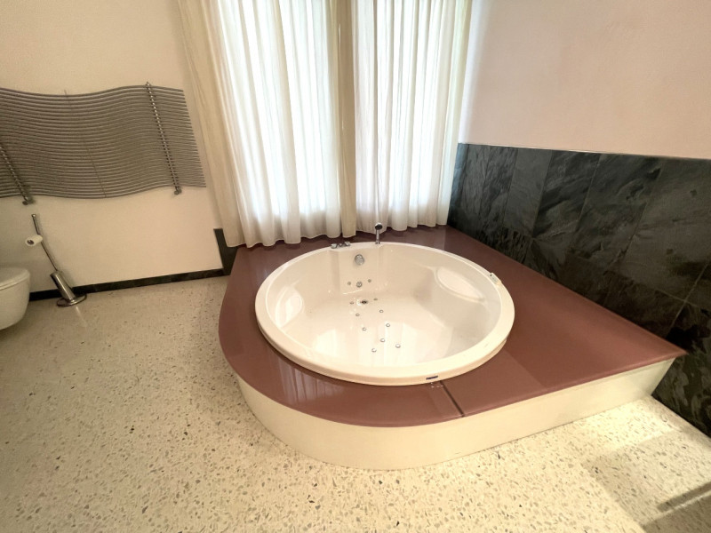 Benvenuti in questa straordinaria dimora che incarna l'essenza del lusso e della modernità. Situa...