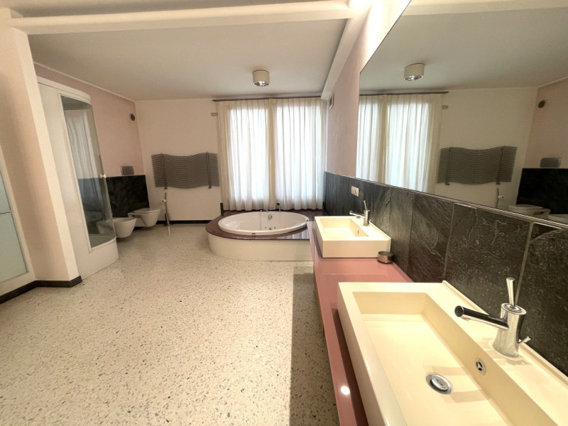 Benvenuti in questa straordinaria dimora che incarna l'essenza del lusso e della modernità. Situa...