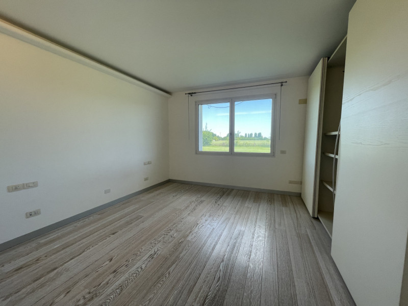 Benvenuti in questa straordinaria dimora che incarna l'essenza del lusso e della modernità. Situa...