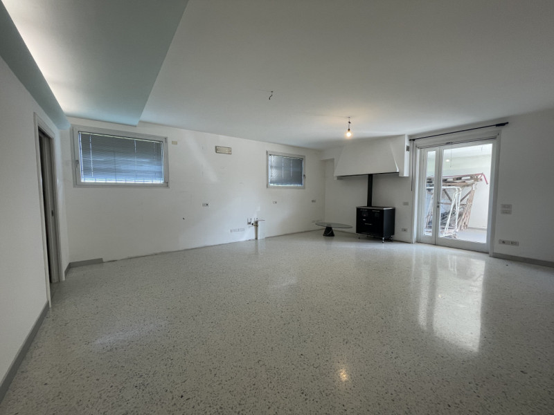 Benvenuti in questa straordinaria dimora che incarna l'essenza del lusso e della modernità. Situa...