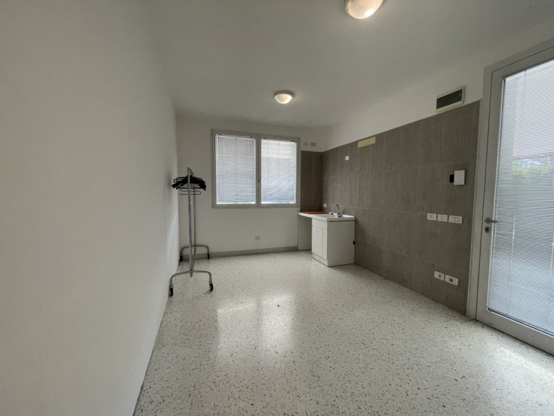 Benvenuti in questa straordinaria dimora che incarna l'essenza del lusso e della modernità. Situa...