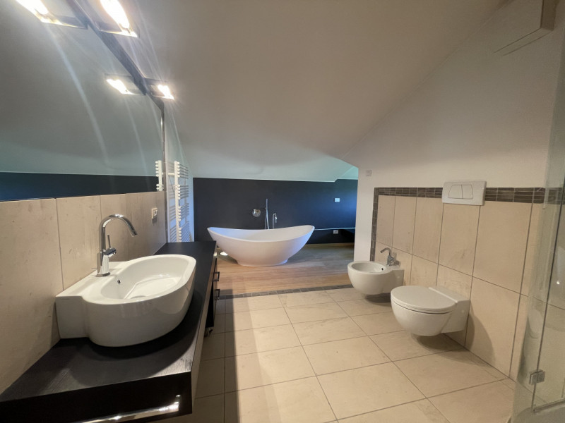 Benvenuti in questa straordinaria dimora che incarna l'essenza del lusso e della modernità. Situa...