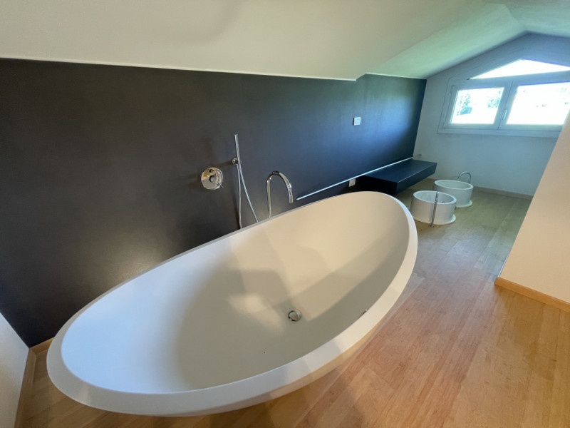 Benvenuti in questa straordinaria dimora che incarna l'essenza del lusso e della modernità. Situa...