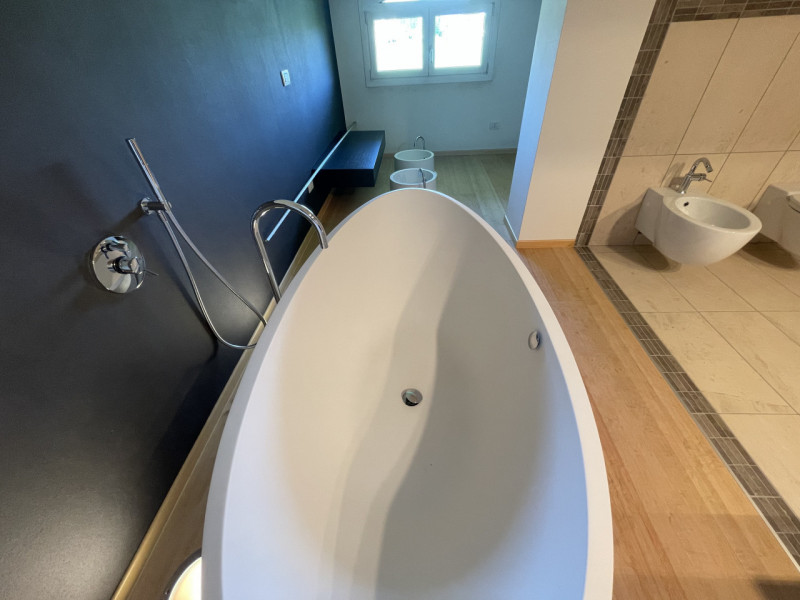 Benvenuti in questa straordinaria dimora che incarna l'essenza del lusso e della modernità. Situa...