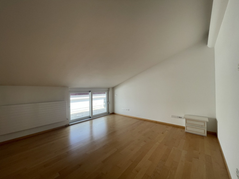 Benvenuti in questa straordinaria dimora che incarna l'essenza del lusso e della modernità. Situa...