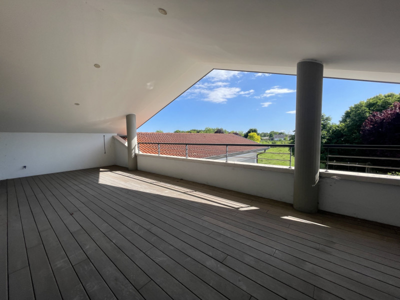 Benvenuti in questa straordinaria dimora che incarna l'essenza del lusso e della modernità. Situa...