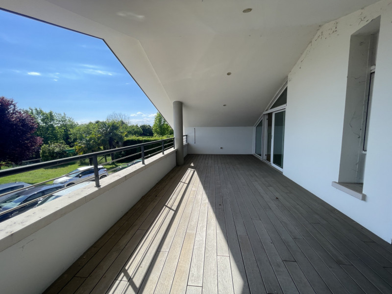 Benvenuti in questa straordinaria dimora che incarna l'essenza del lusso e della modernità. Situa...