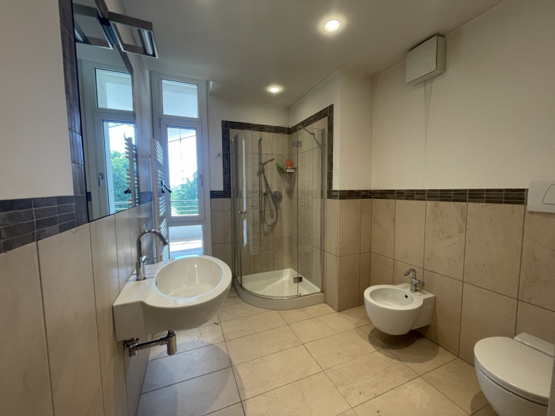 Benvenuti in questa straordinaria dimora che incarna l'essenza del lusso e della modernità. Situa...