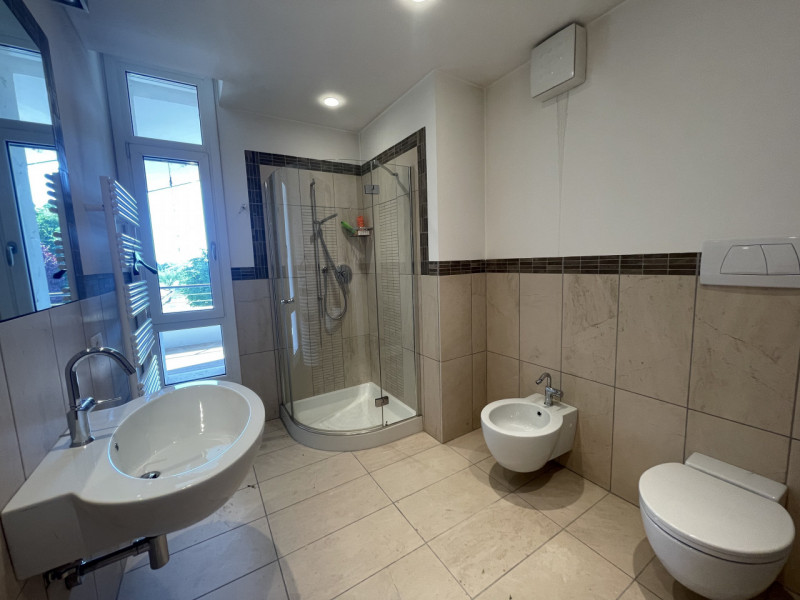 Benvenuti in questa straordinaria dimora che incarna l'essenza del lusso e della modernità. Situa...