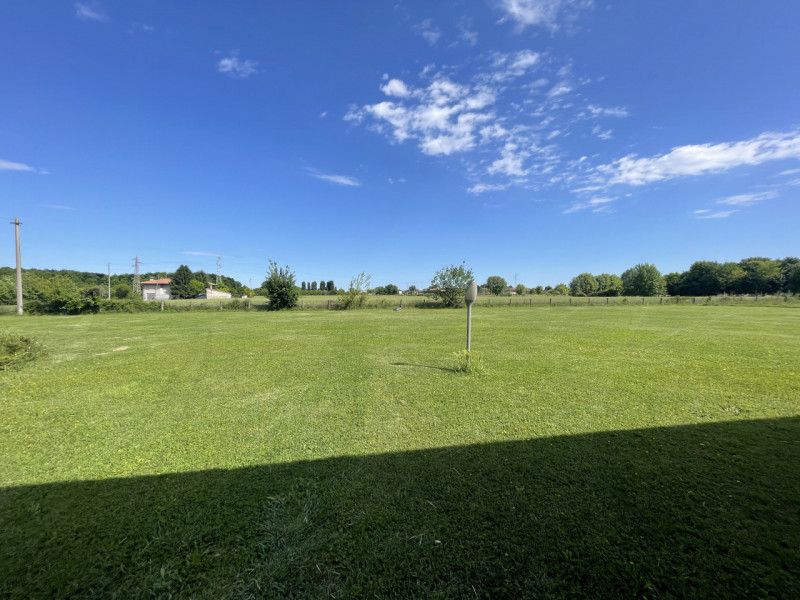 Benvenuti in questa straordinaria dimora che incarna l'essenza del lusso e della modernità. Situa...