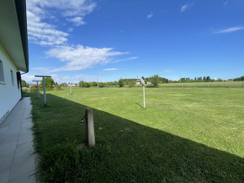 Benvenuti in questa straordinaria dimora che incarna l'essenza del lusso e della modernità. Situa...