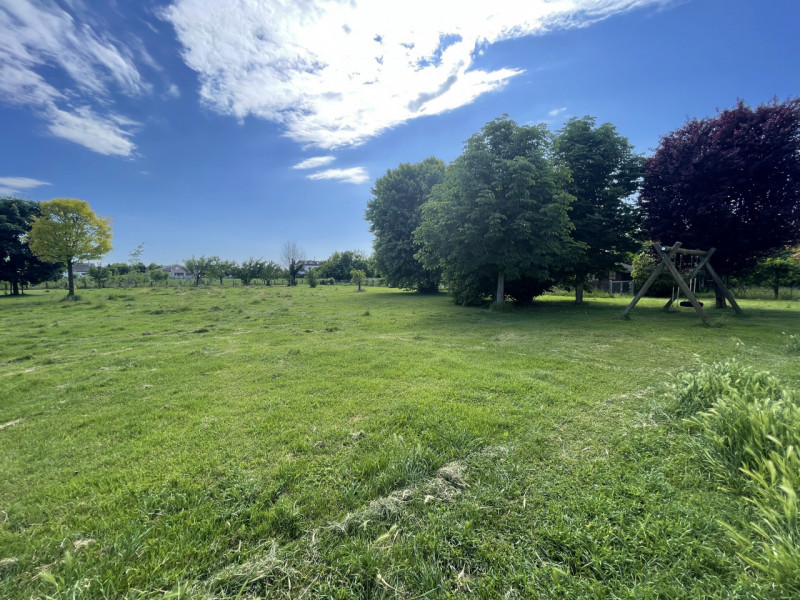 Benvenuti in questa straordinaria dimora che incarna l'essenza del lusso e della modernità. Situa...