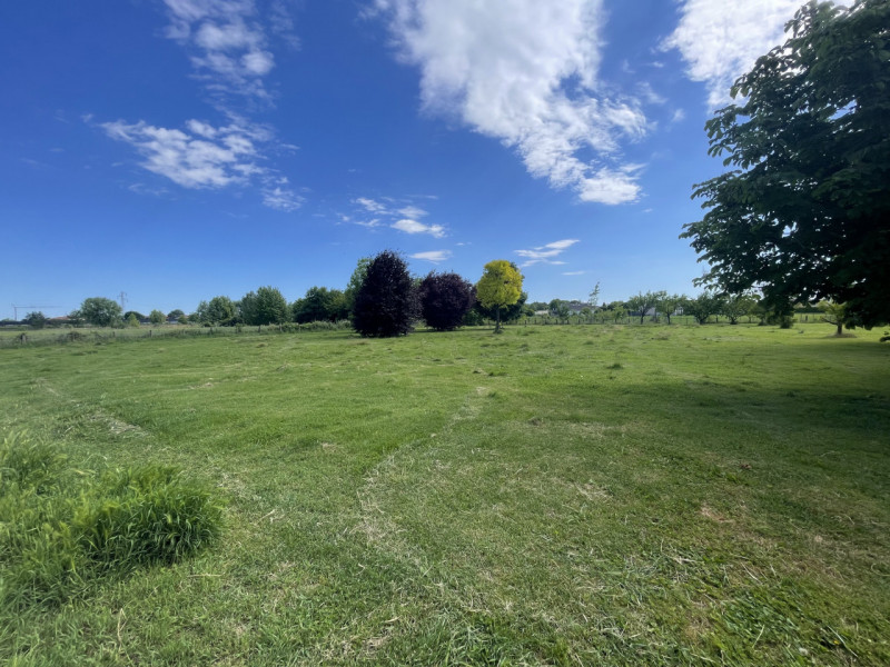 Benvenuti in questa straordinaria dimora che incarna l'essenza del lusso e della modernità. Situa...