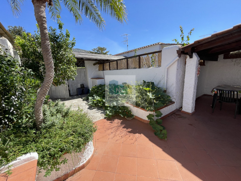 Situato nel cuore di Panza, una delle località più incantevoli del comune di Forio, proponiamo in...