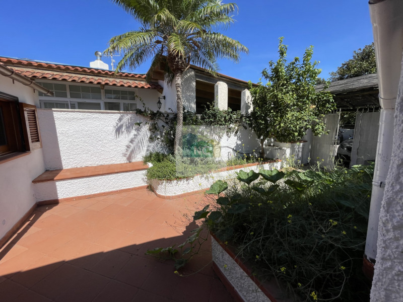 Situato nel cuore di Panza, una delle località più incantevoli del comune di Forio, proponiamo in...