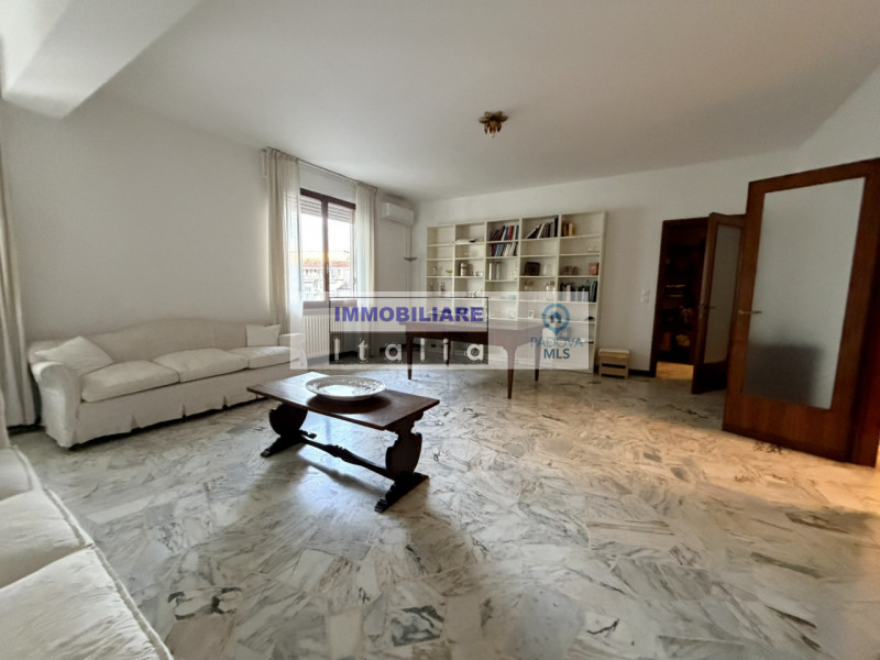 Padova centro (corso Milano): Se state cercando un'abitazione spaziosa e luminosa, non perdete qu...