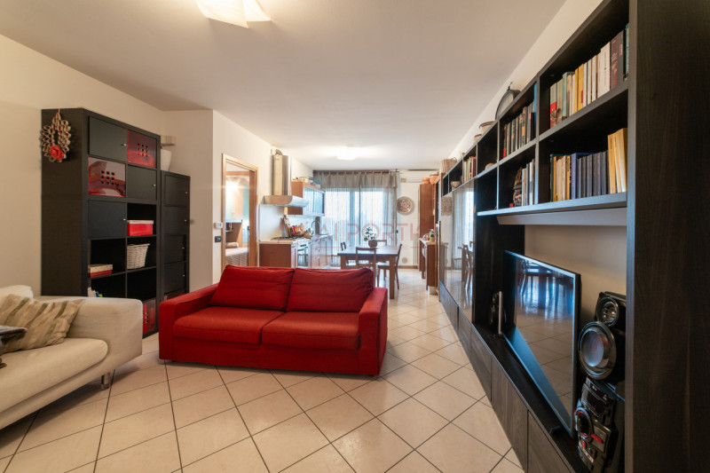 CAMPAGNA LUPIA - Proponiamo oggi in vendita APPARTAMENTO dalle generose metrature, situato in pos...