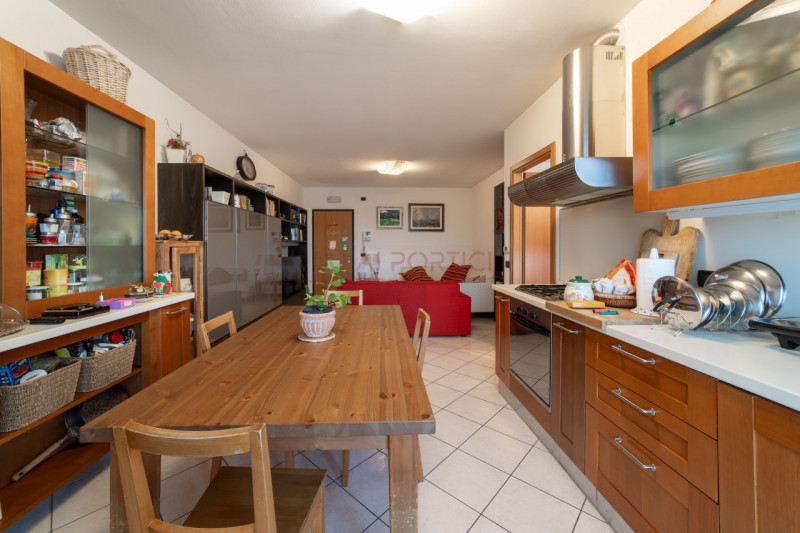 CAMPAGNA LUPIA - Proponiamo oggi in vendita APPARTAMENTO dalle generose metrature, situato in pos...