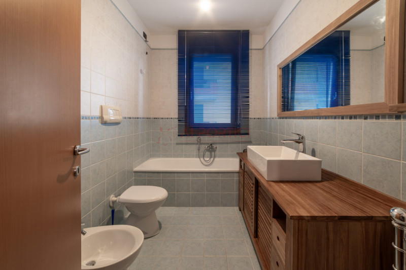 CAMPAGNA LUPIA - Proponiamo oggi in vendita APPARTAMENTO dalle generose metrature, situato in pos...