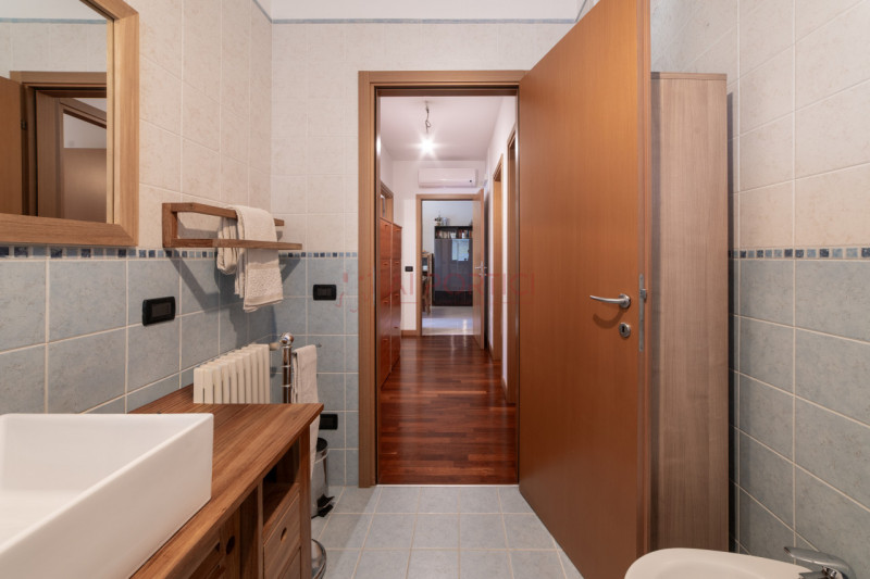 CAMPAGNA LUPIA - Proponiamo oggi in vendita APPARTAMENTO dalle generose metrature, situato in pos...