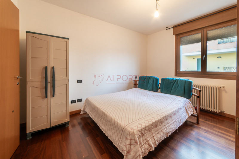 CAMPAGNA LUPIA - Proponiamo oggi in vendita APPARTAMENTO dalle generose metrature, situato in pos...