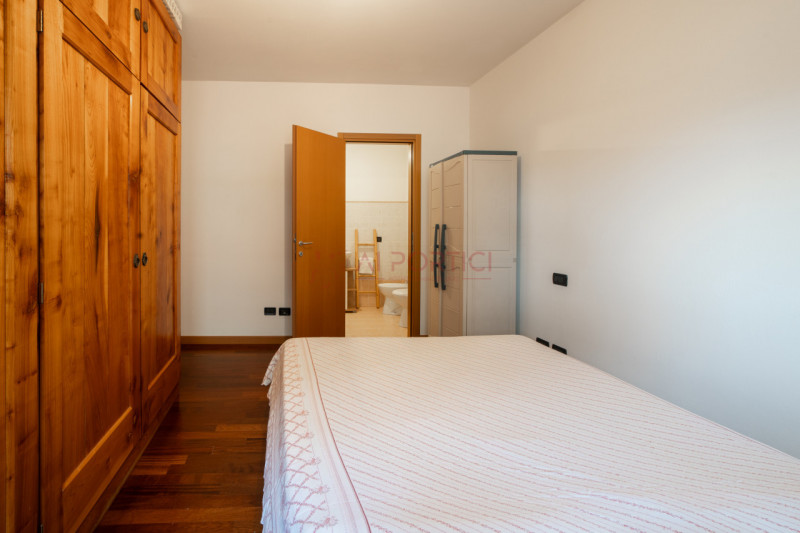 CAMPAGNA LUPIA - Proponiamo oggi in vendita APPARTAMENTO dalle generose metrature, situato in pos...