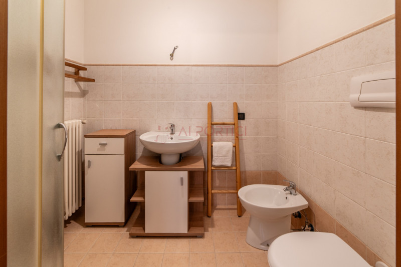 CAMPAGNA LUPIA - Proponiamo oggi in vendita APPARTAMENTO dalle generose metrature, situato in pos...