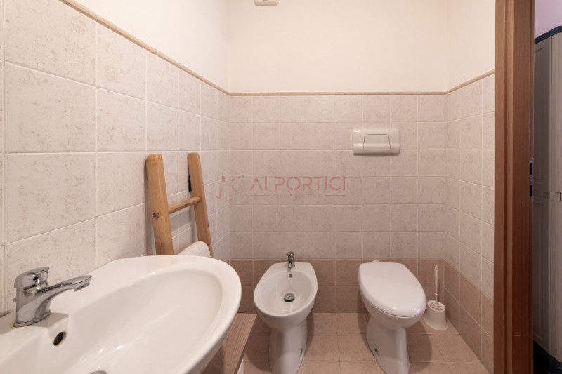 CAMPAGNA LUPIA - Proponiamo oggi in vendita APPARTAMENTO dalle generose metrature, situato in pos...