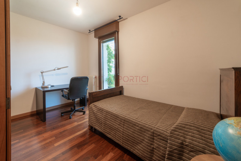 CAMPAGNA LUPIA - Proponiamo oggi in vendita APPARTAMENTO dalle generose metrature, situato in pos...