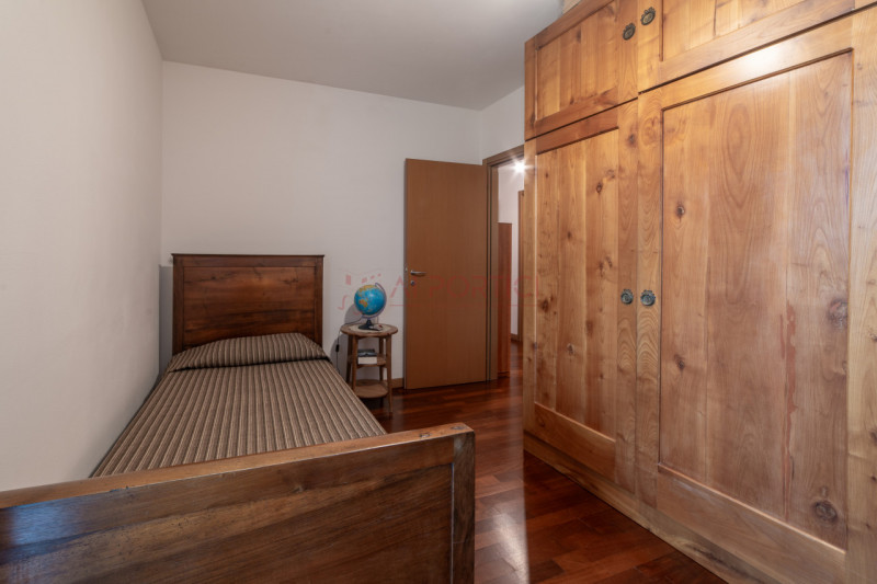 CAMPAGNA LUPIA - Proponiamo oggi in vendita APPARTAMENTO dalle generose metrature, situato in pos...