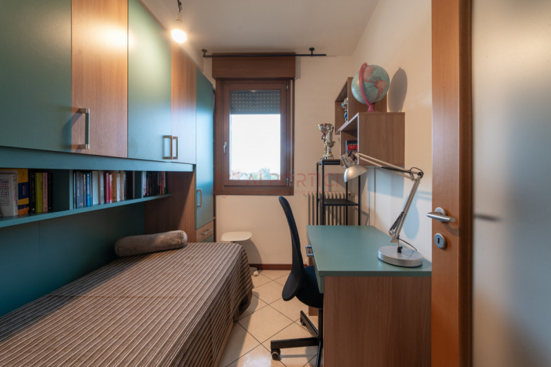 CAMPAGNA LUPIA - Proponiamo oggi in vendita APPARTAMENTO dalle generose metrature, situato in pos...