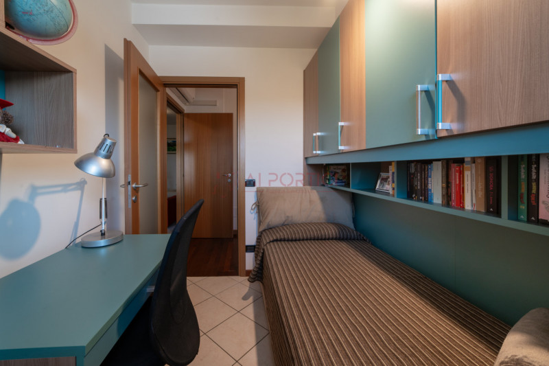 CAMPAGNA LUPIA - Proponiamo oggi in vendita APPARTAMENTO dalle generose metrature, situato in pos...