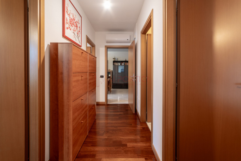 CAMPAGNA LUPIA - Proponiamo oggi in vendita APPARTAMENTO dalle generose metrature, situato in pos...