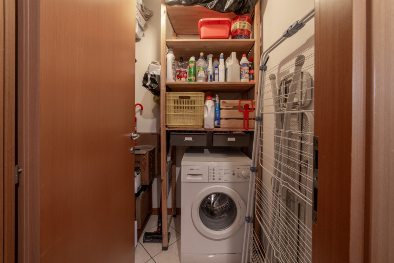 CAMPAGNA LUPIA - Proponiamo oggi in vendita APPARTAMENTO dalle generose metrature, situato in pos...