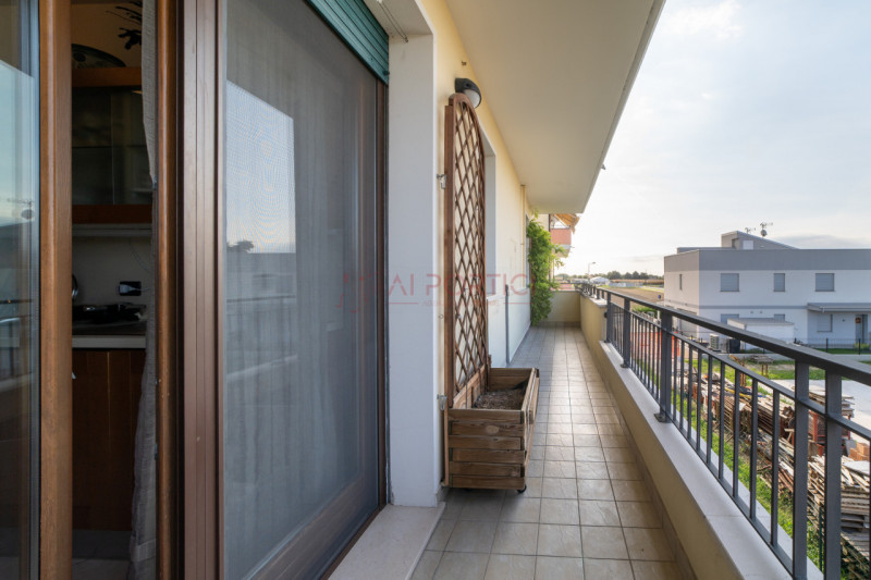 CAMPAGNA LUPIA - Proponiamo oggi in vendita APPARTAMENTO dalle generose metrature, situato in pos...