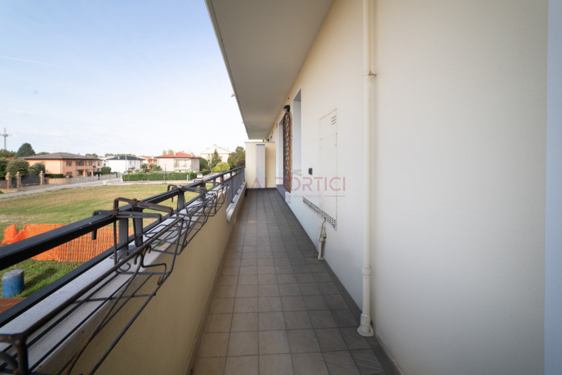 CAMPAGNA LUPIA - Proponiamo oggi in vendita APPARTAMENTO dalle generose metrature, situato in pos...