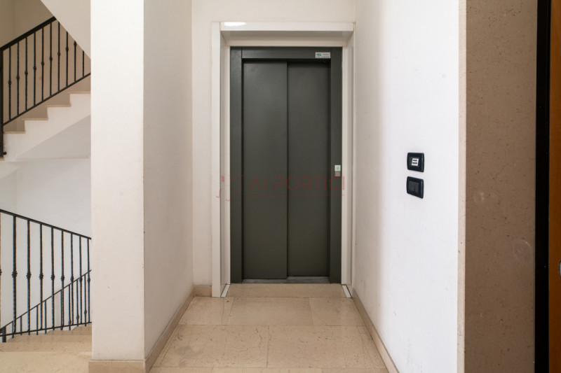 CAMPAGNA LUPIA - Proponiamo oggi in vendita APPARTAMENTO dalle generose metrature, situato in pos...