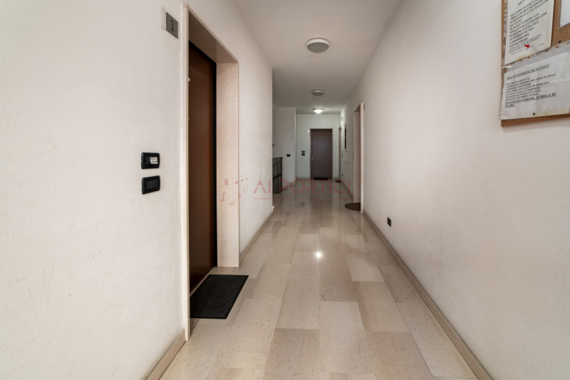 CAMPAGNA LUPIA - Proponiamo oggi in vendita APPARTAMENTO dalle generose metrature, situato in pos...