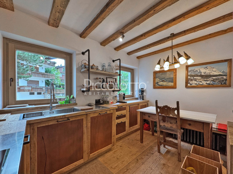 Rif. A5326 - Nel cuore pulsante di Cortina d’Ampezzo, a soli 3 minuti a piedi da Corso Italia e d...