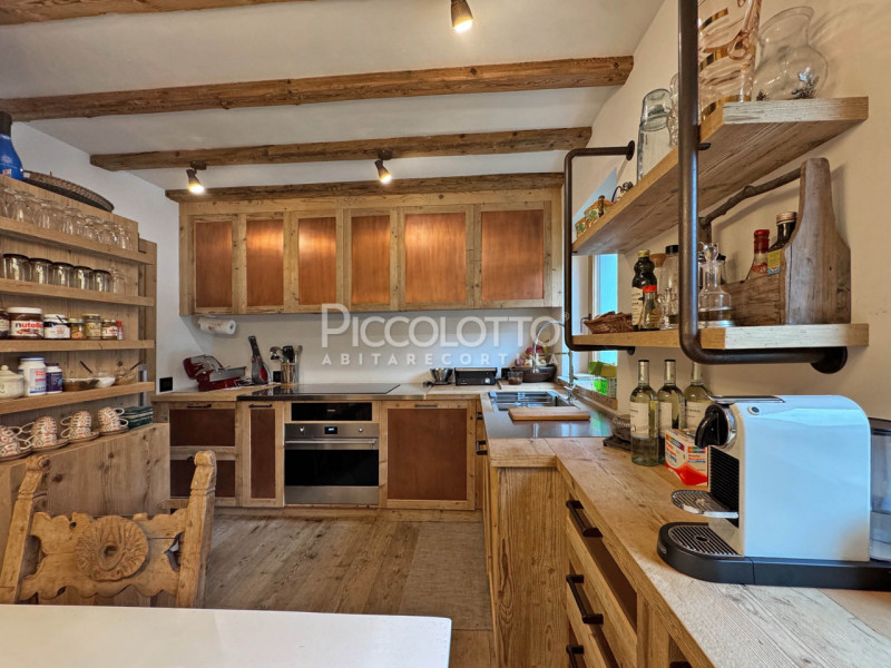 Rif. A5326 - Nel cuore pulsante di Cortina d’Ampezzo, a soli 3 minuti a piedi da Corso Italia e d...