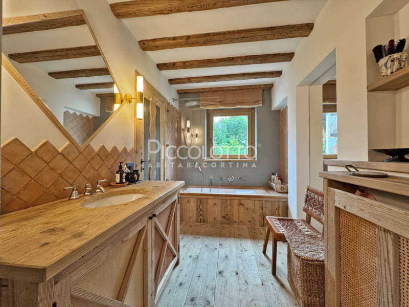 Rif. A5326 - Nel cuore pulsante di Cortina d’Ampezzo, a soli 3 minuti a piedi da Corso Italia e d...