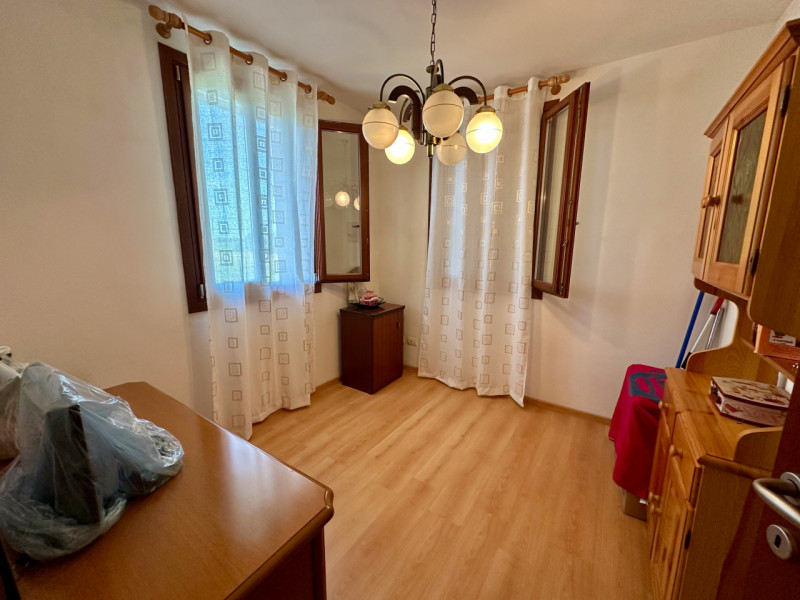 COMPOSIZIONE:
Porzione di bifamiliare con giardino di pertinenza sui tre lati. Al piano terra amp...