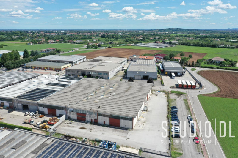 Proponiamo in vendita un capannone industriale di notevoli dimensioni, esteso per ben 2.400 mq (6...