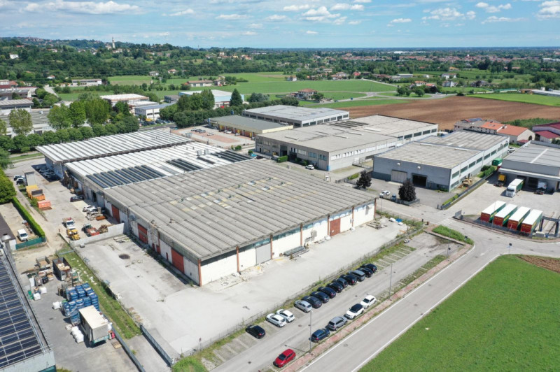 Proponiamo in vendita un capannone industriale di notevoli dimensioni, esteso per ben 2.400 mq (6...