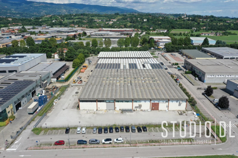 Proponiamo in vendita un capannone industriale di notevoli dimensioni, esteso per ben 2.400 mq (6...